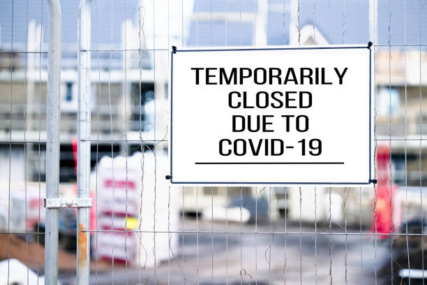 sinal de canteiro de obras fechado devido ao coronavirus covid-19 - safety fence protection construction site - fotografias e filmes do acervo