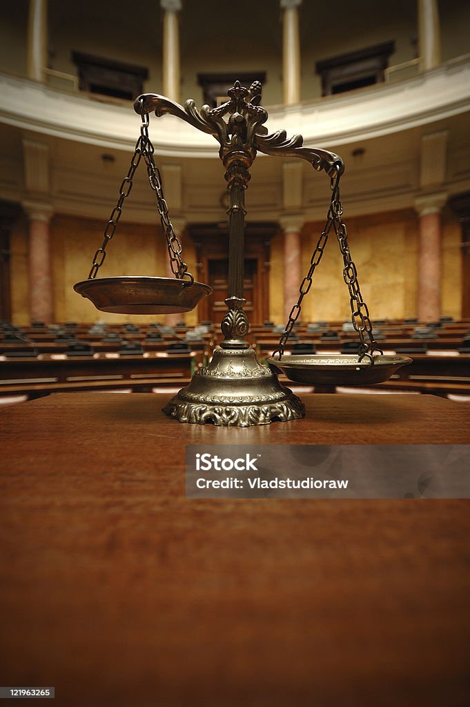 Decorativo scale di giustizia in Aula di tribunale - Foto stock royalty-free di Bilancia della Giustizia