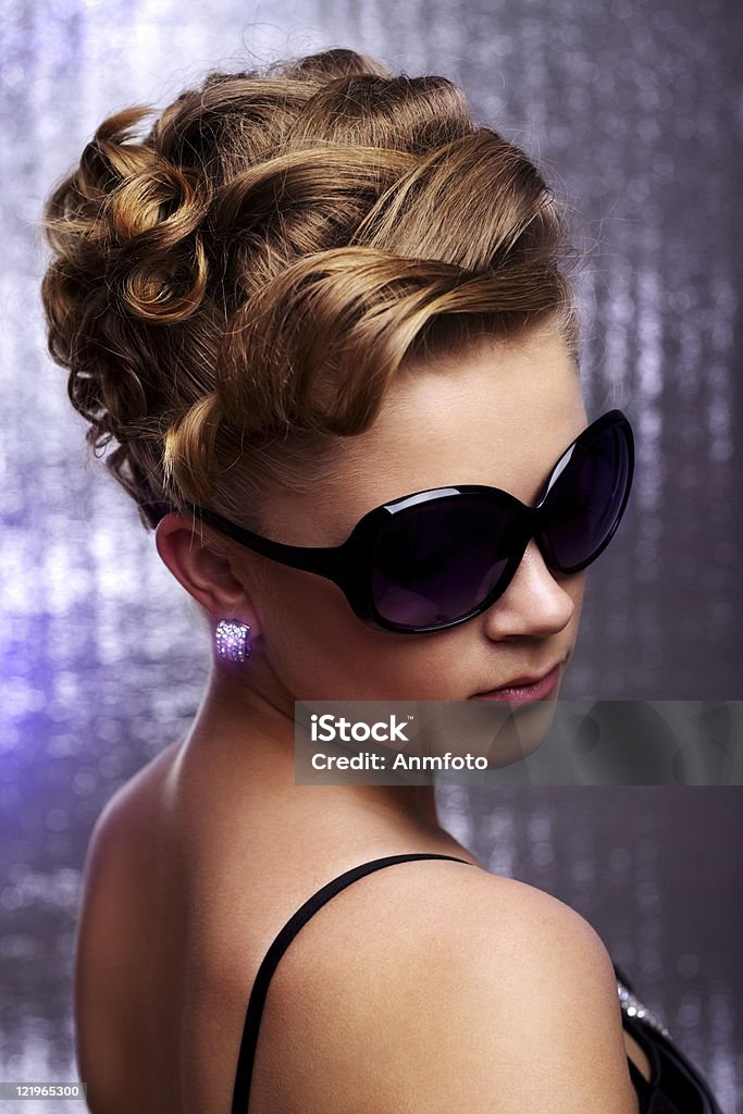 Mujer joven lleva gafas de sol. - Foto de stock de A la moda libre de derechos