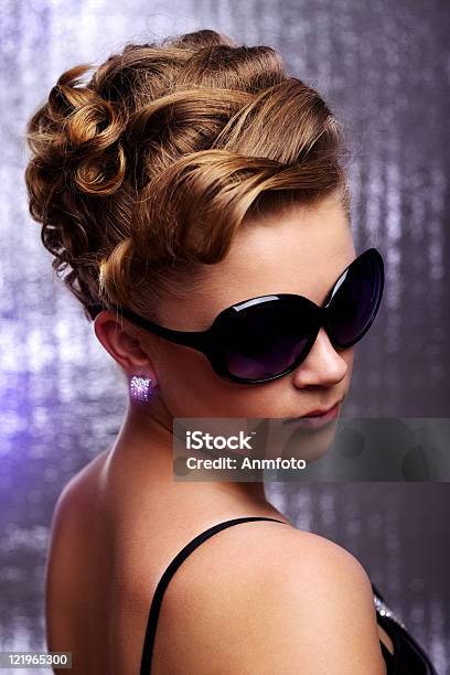 Mujer Joven Lleva Gafas De Sol Foto de stock y más banco de imágenes de A la moda - A la moda, Acurrucado, Adulto