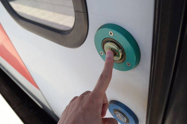 電車のドア開けボタンを押す - train door vehicle door open ストックフォトと画像