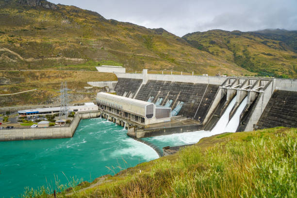 clyde dam power station, nouvelle-zélande - kawarau river photos et images de collection