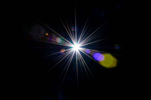 luce solare sfondo astratto. effetto flash ray sul nero. macchia stellare o sole brillano di luce sull'obiettivo. luci bokeh e riflessione ottica che perde - riflesso sullobiettivo foto e immagini stock