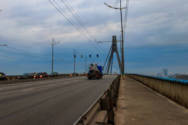 istock North bridge (Moscow bridge) across the Dnieper river in Kiev, Ukraine 1219675094