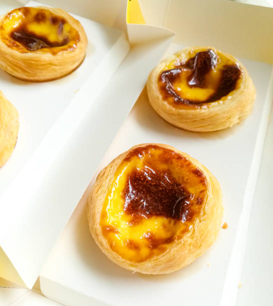 egg tart on food wrapping paper - creme brulee tart custard dessert imagens e fotografias de stock