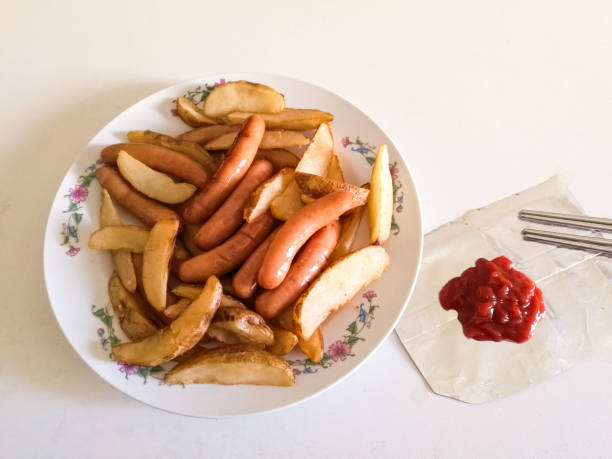 pommes frites und gegrilltes fleisch - french fries fast food french fries raw raw potato stock-fotos und bilder