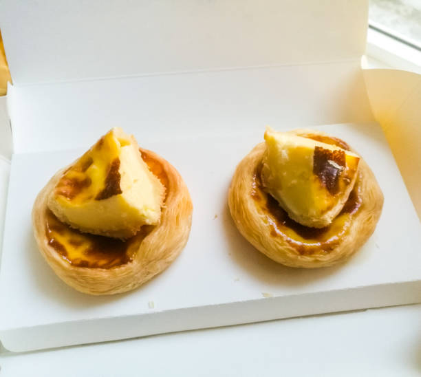 egg tart on food wrapping paper - creme brulee tart custard dessert imagens e fotografias de stock