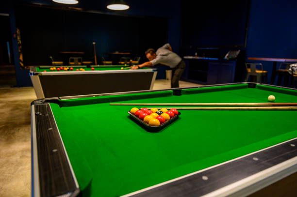 mann spielt billard auf billard am billardtisch - pool game pool table aiming men stock-fotos und bilder