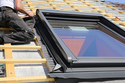 Einbau und Montage neuer Dachfenster im Zuge einer DacheindeckungInstallation and assembly of new roof windows as part of a roof covering