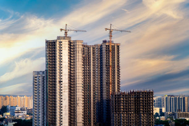 toma aérea de edificio en construcción con grúa en la parte superior - india bangalore contemporary skyline fotografías e imágenes de stock