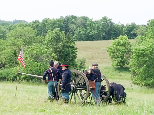 soldats de reconstitution de la guerre civile américaine luttent - civil war american civil war battlefield camping photos et images de collection