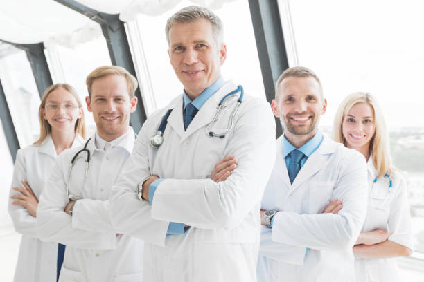 의료 전문가 팀 - healthcare and medicine smiling group of people lab coat 뉴스 사진 이미지
