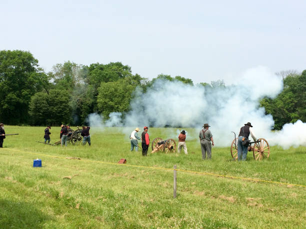 soldats américains de reconstitution de la guerre civile - civil war american civil war battlefield camping photos et images de collection