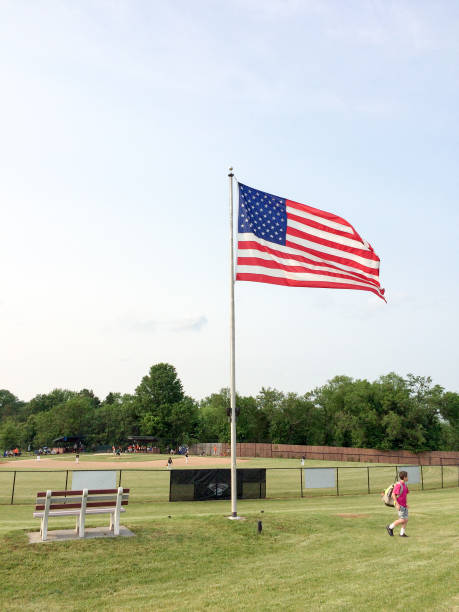 baseball field with american flag - baseball pitcher small sports league imagens e fotografias de stock