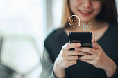 frauen-handtippen-auf-mobilen-smartphone-live-chat-chating-auf-anwendung-communication-digital.jpg?b=1&s=170x170&k=20&c=FbiGdKXrTNK5C0LMuHZgK8BuruBnaDFI4BacK4-A3Cw=