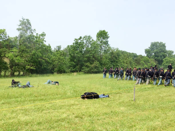 soldats de reconstitution de la guerre civile américaine luttent - civil war american civil war battlefield camping photos et images de collection