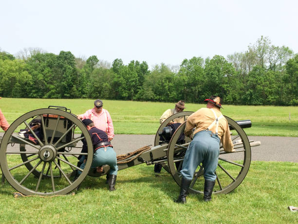 soldats américains de reconstitution de la guerre civile - civil war american civil war battlefield camping photos et images de collection