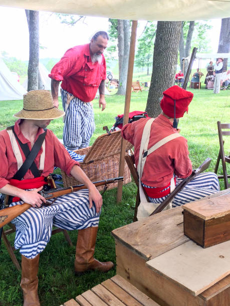 soldats américains de reconstitution de la guerre civile - civil war american civil war battlefield camping photos et images de collection