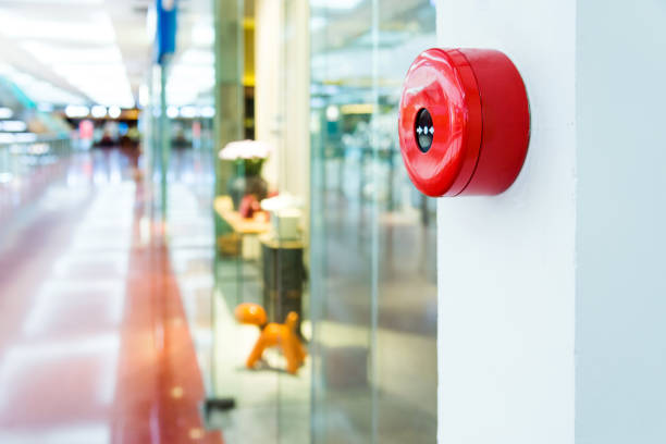 пожарная сигнализация на стене торгового центра - direct current audio стоковые фото и изображения