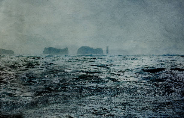 mar de mal-humorado, as agulhas, ilha de wight - sea storm moody sky dark - fotografias e filmes do acervo