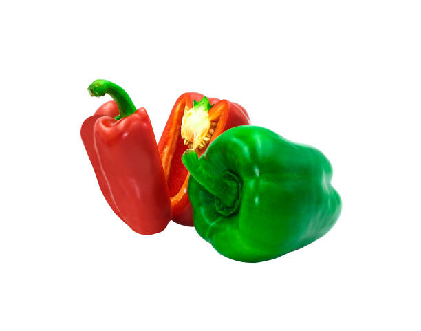 pflanzliche capcicum dekoration lebensmittel. rot grün süße peeper oder paprika halbiert. isoliert auf weißem hintergrund mit clipping-pfad - green bell pepper bell pepper red bell pepper groceries stock-fotos und bilder