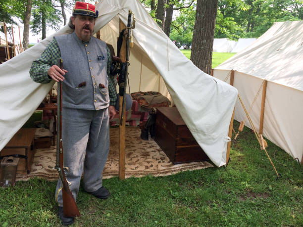 scène américaine de reconstitution de la guerre civile - civil war american civil war battlefield camping photos et images de collection