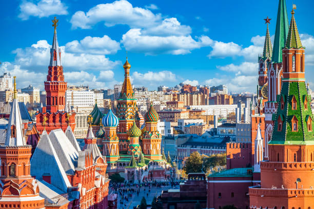 plaza roja con kremlin de moscú y catedral de san basilio, edificios históricos de arquitectura antigua monumento nacional. destino de ensueño turístico, moscú, rusia. - moscow russia russia red square st basils cathedral fotografías e imágenes de stock