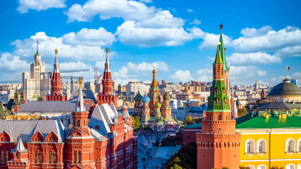 roter platz mit moskauer kreml und basilius-kathedrale, historische gebäude antike architektur nationales wahrzeichen. touristischen traumziel, moskau, russland. - basilius kathedrale stock-fotos und bilder