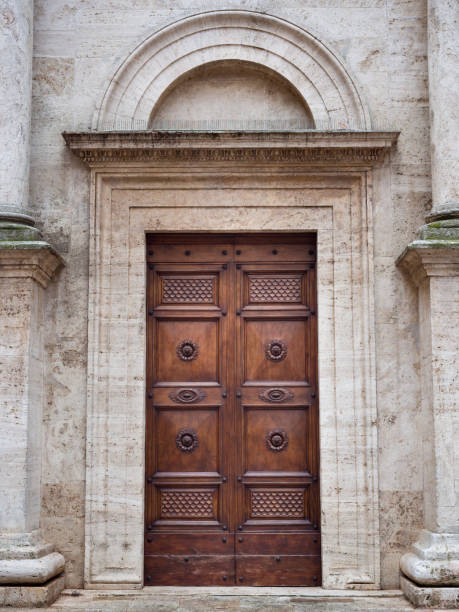 facciata di una chiesa romanica italiana con portale in legno intagliato. - entrance door old ancient foto e immagini stock