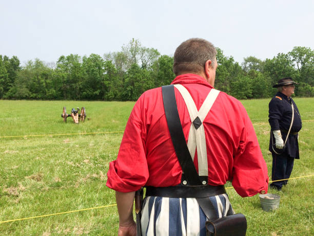 soldats américains de reconstitution de la guerre civile - civil war american civil war battlefield camping photos et images de collection