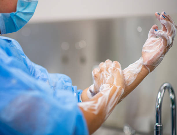 医療従事者は手をすすくい、消毒する - 徹底的に洗う ストックフォトと画像
