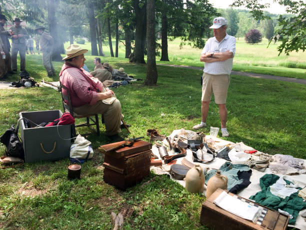 soldats américains de reconstitution de la guerre civile - civil war american civil war battlefield camping photos et images de collection