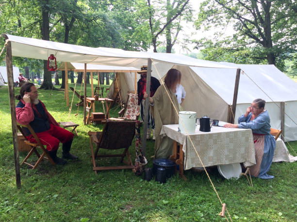 scène américaine de reconstitution de la guerre civile - civil war american civil war battlefield camping photos et images de collection