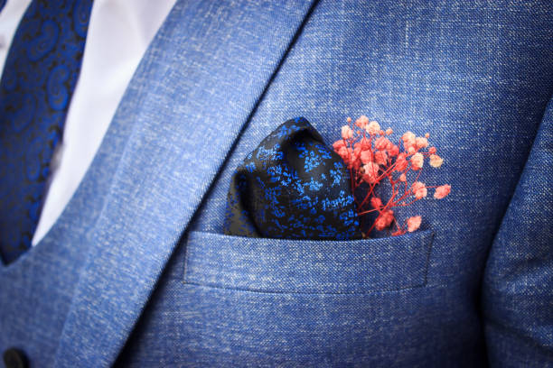 primer plano en traje azul con boutonniere rosa y pañuelo azul - handkerchief necktie fashion tuxedo fotografías e imágenes de stock