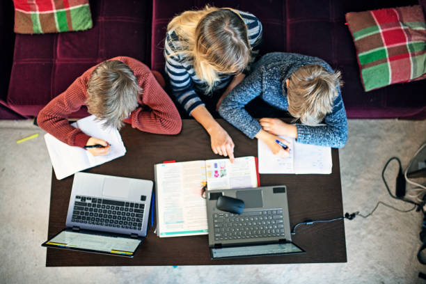 mère homeschooling ses enfants - women togetherness teaching laptop photos et images de collection