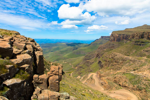 przełęcz sani, kręta droga gruntowa przez góry łączące underberg w republice południowej afryki z mokhotlong w lesotho. - lesotho zdjęcia i obrazy z banku zdjęć
