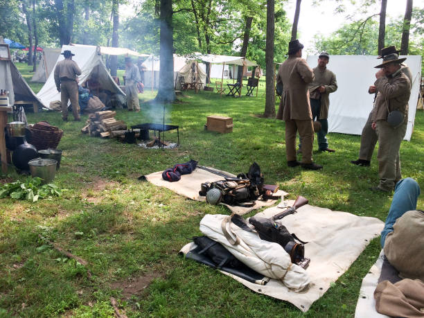 soldats américains de reconstitution de la guerre civile - civil war american civil war battlefield camping photos et images de collection