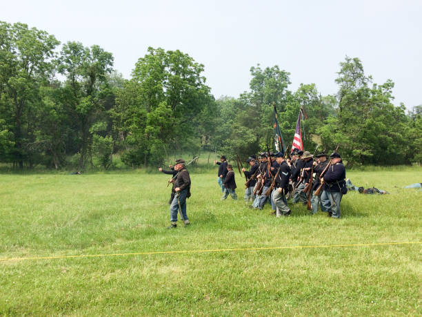 soldats de reconstitution de la guerre civile américaine luttent - civil war american civil war battlefield camping photos et images de collection