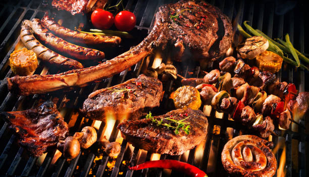 diverse heerlijke gegrild vlees op een barbecue - barbecue maaltijd fotos stockfoto's en -beelden