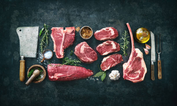 variété de steaks de viande de bœuf crus pour griller avec assaisonnement et ustensiles - chop cut of meat fillet food photos et images de collection