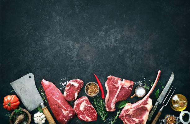 variedad de filetes de carne de res cruda para asar a la parrilla con condimentos y utensilios - roast beef filet mignon beef meat fotografías e imágenes de stock