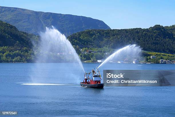 Alesund Fireboat - Fotografie stock e altre immagini di Vigile del fuoco - Vigile del fuoco, Norvegia, Mezzo di trasporto marittimo