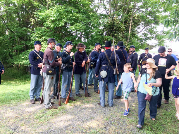 soldats de reconstitution de la guerre civile américaine luttent - civil war american civil war battlefield camping photos et images de collection