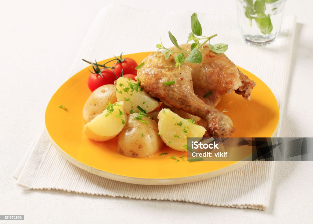 구운 닭 신체부위 리요네즈 감자와 새로운 - 로열티 프리 0명 스톡 사진