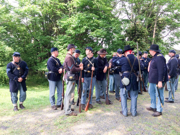 soldats de reconstitution de la guerre civile américaine luttent - civil war american civil war battlefield camping photos et images de collection