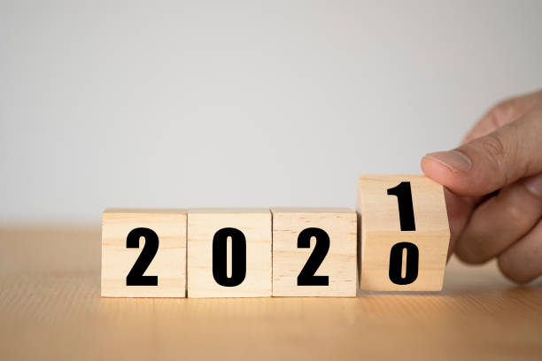 hand flippen holzblöcke für änderungjahr 2020 bis 2021 . neujahrs- und urlaubskonzept. - countdown grafiken stock-fotos und bilder