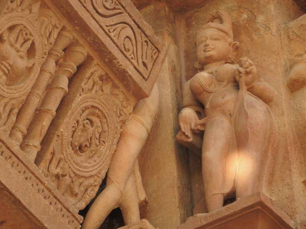 les fresques sont érotiques à l’intérieur des temples du groupe occidental, y compris visvanatha-khajuraho, madhya pradesh, inde, patrimoine de l’unesco - sculpture khajuraho india indian culture photos et images de collection