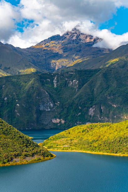コタカチ火山とクイコチャ湖(エクアドル) - オタバロ ストックフォトと画像