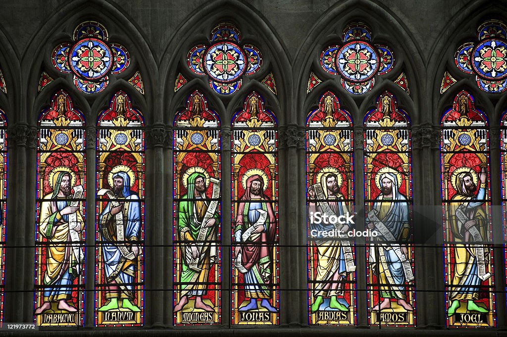 Troyes （シャンペン、フランス）の大聖堂インテリア。ステンドグラスの窓 - トロワのロイヤリティフリーストックフォト