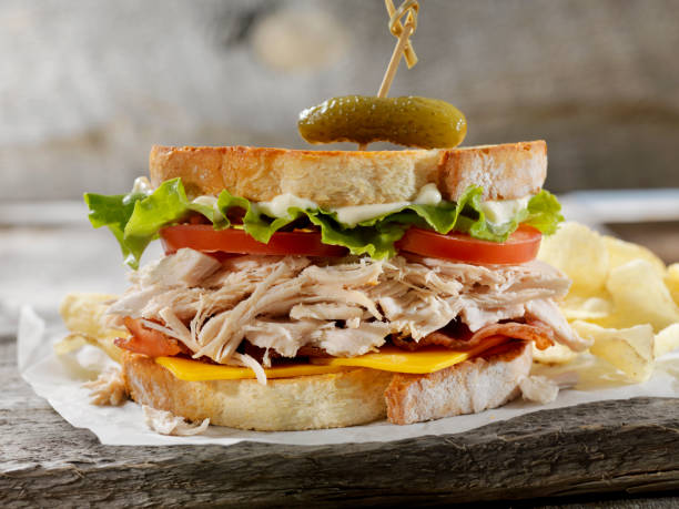 blt di tacchino e formaggio cheddar con patatine fritte - sandwich turkey cold cuts snack foto e immagini stock